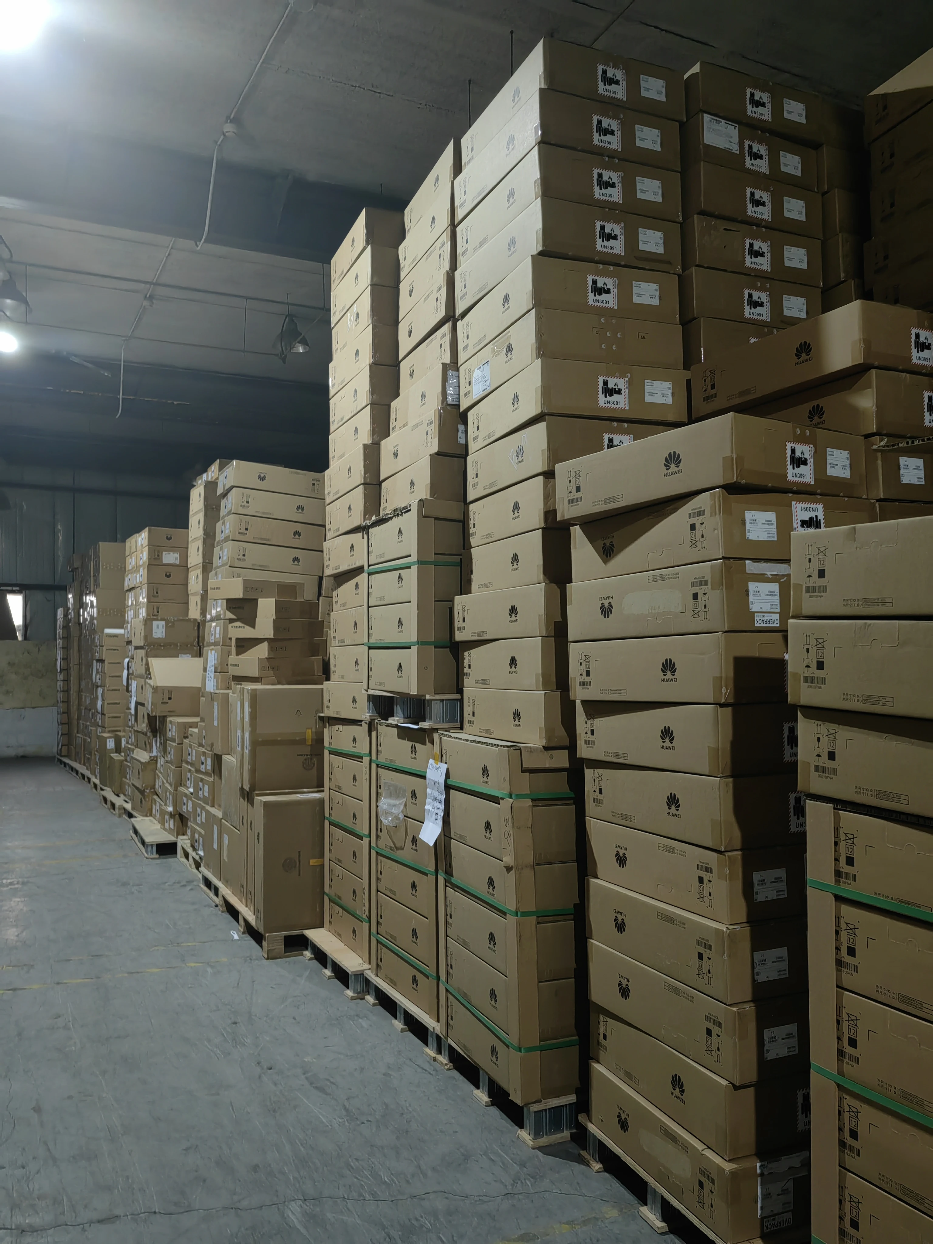 KVM Switch MT-5708 Rack-Mounted Display with High-definition LCD and Digital IP 8 Port Multi-computer Switch