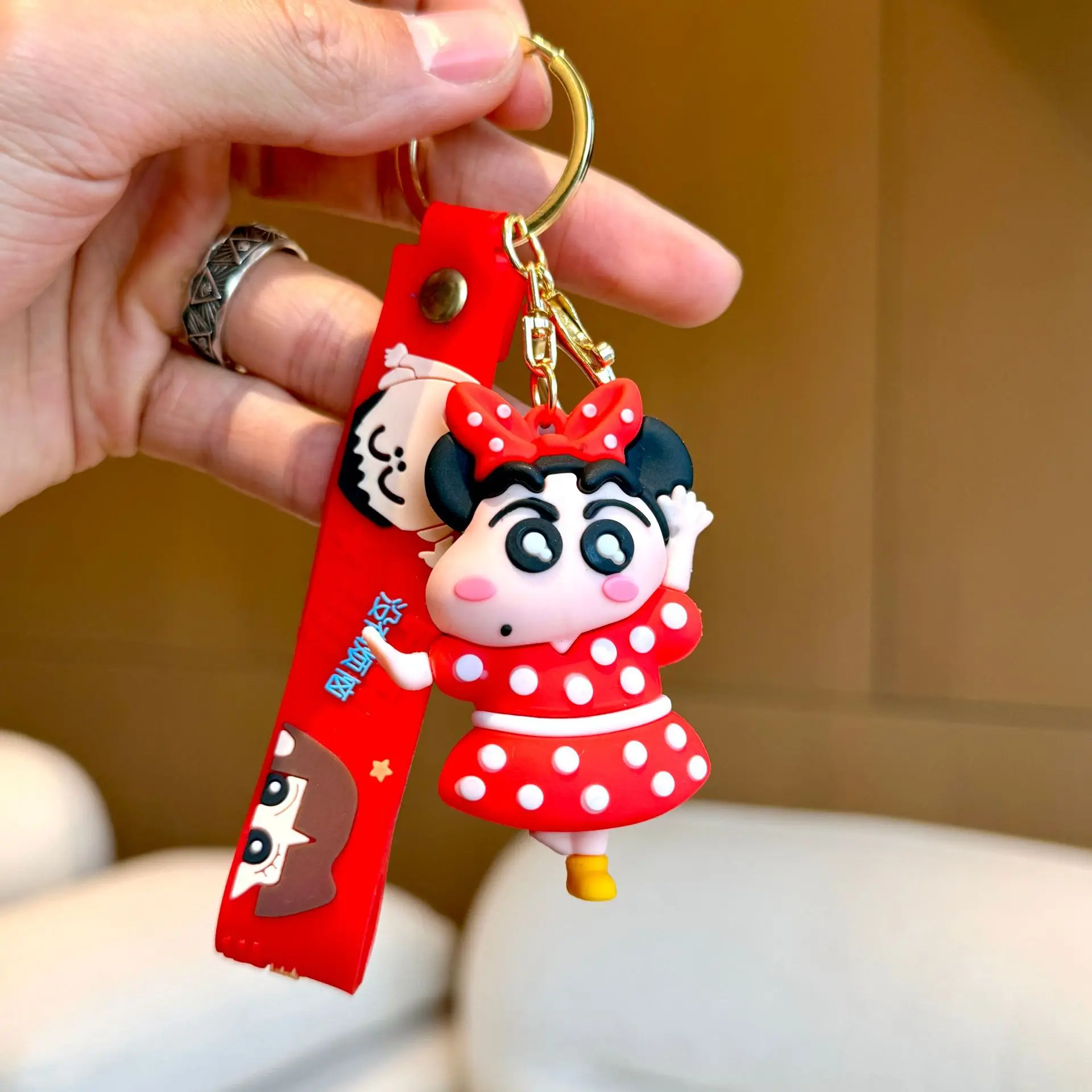 1PCS für Shin-Chan Schlüsselbund Cartoon Cross Dressing Schlüssel Schnalle Comic Peripherie Rucksack Transformation Geschenke Kind