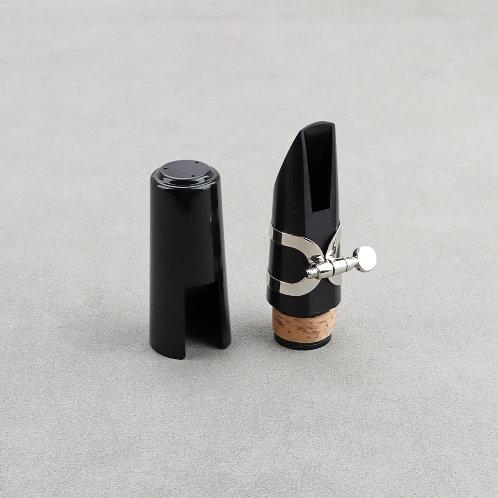 A set of Bb Clarinet Mouthpiece Kit with Silver-Plated Ligature and Plastic Cap