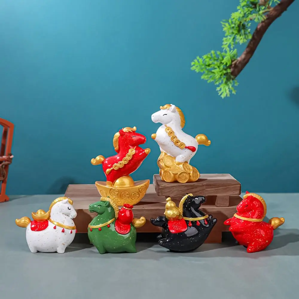 Patung Kuda Poni Resin Desain Hidup Patung Kuda Zodiak Unik Ornamen Bentuk Kuda Kartun yang Indah Festival Musim Semi