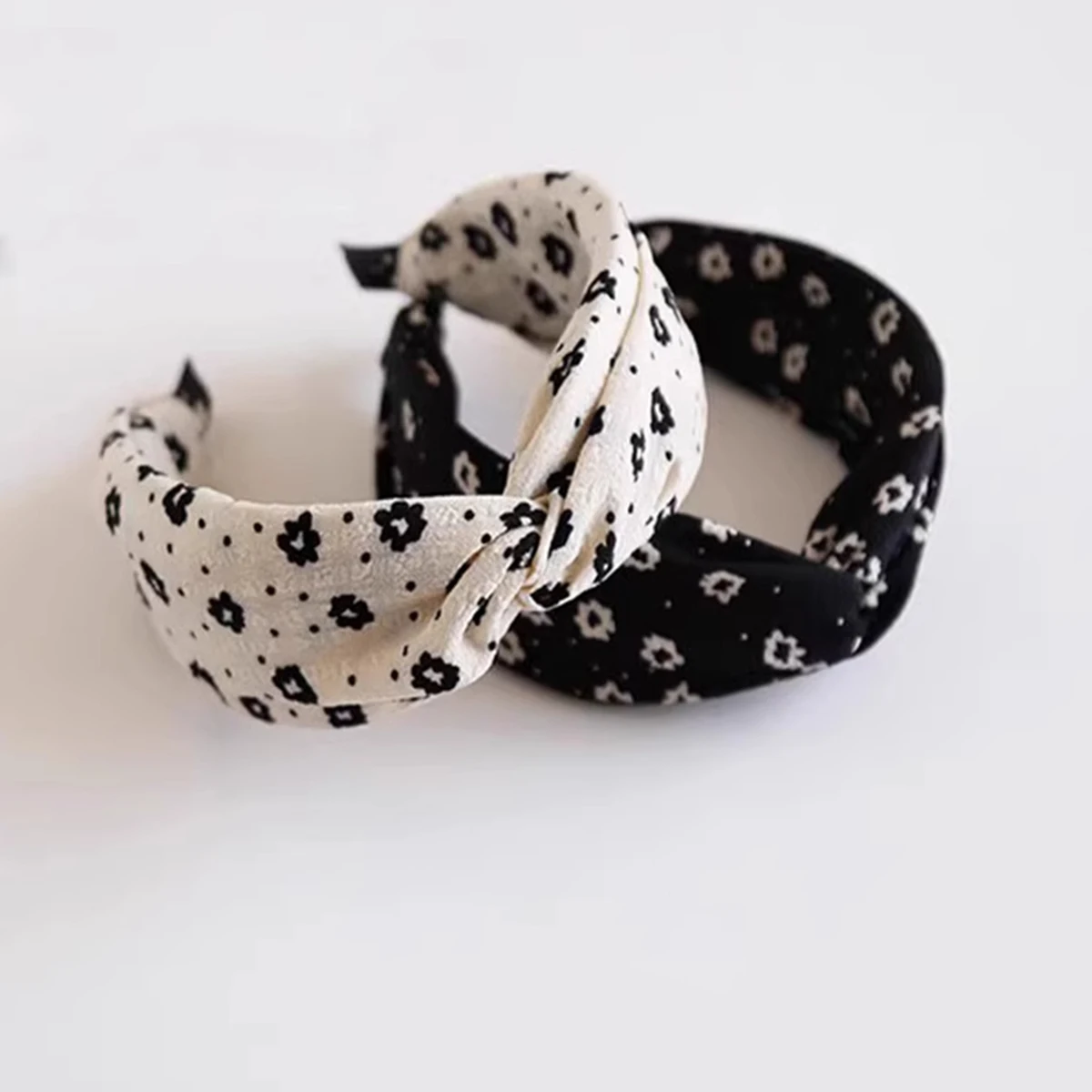 

lack and white floral fabric wide-edge hair band for washing face, versatile headband for going out, hair clip and head accessor