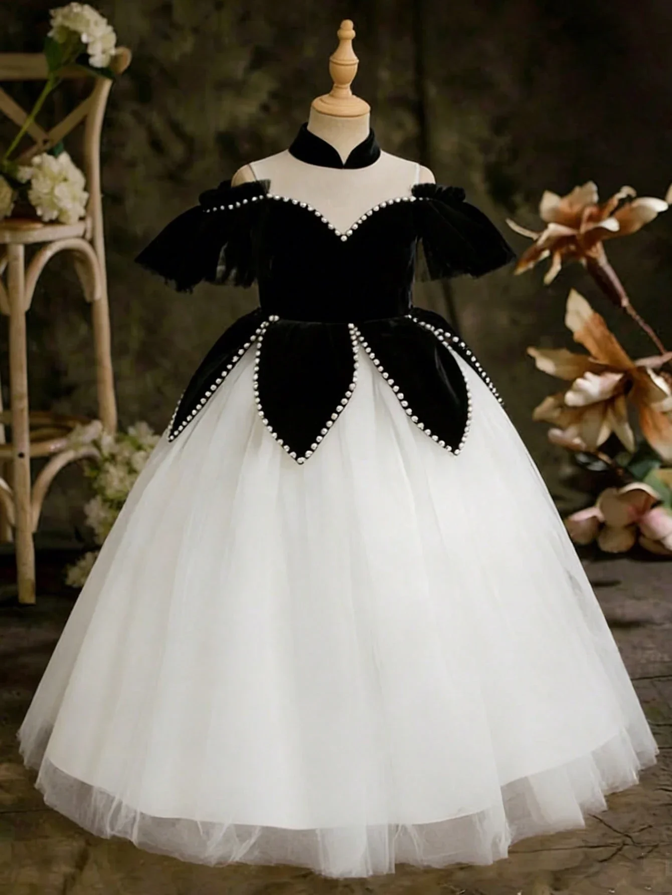 

Элегантное черно-белое бархатное бальное платье с жемчужной отделкой для женщин