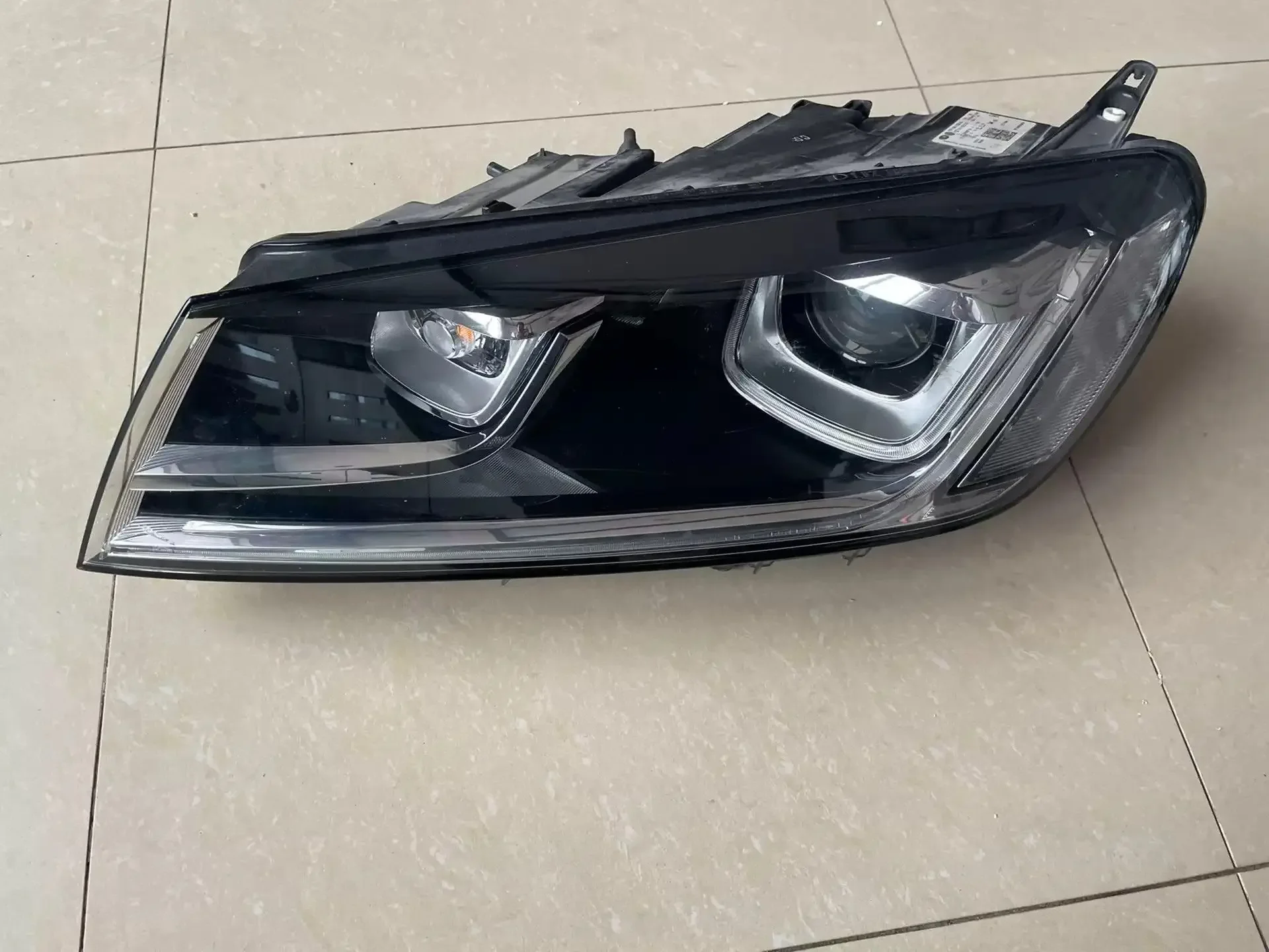 Car Headlight headlamp Head lamp Daytime Running light DRL for Volkswagen vw Touareg 15-17 Turn signal