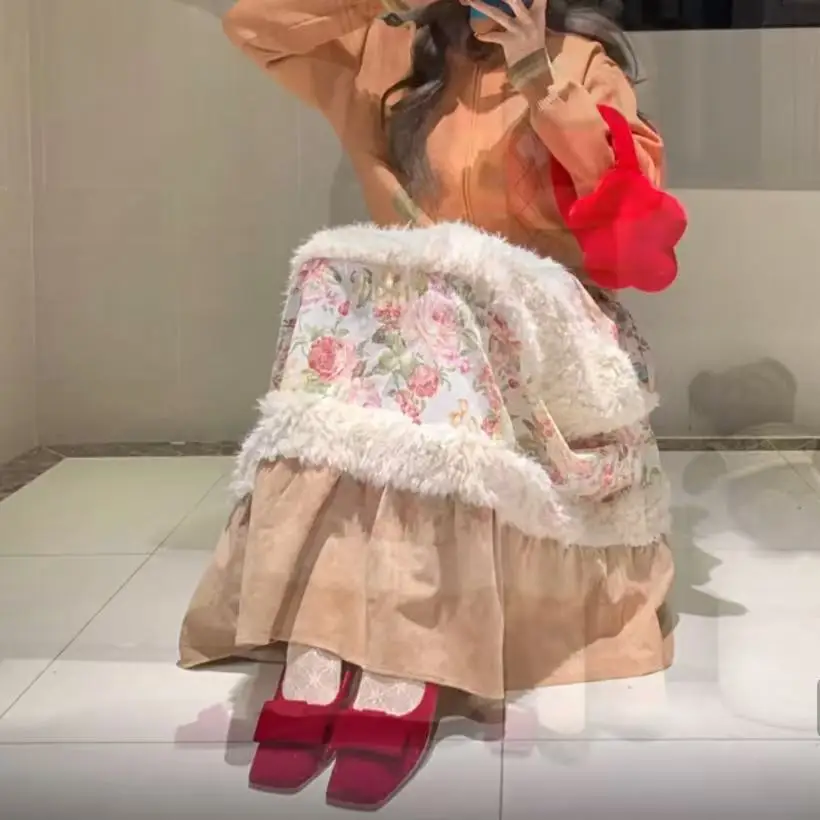 الجديد في شتاء خريف 2025 تنورة طويلة مرقعة من الفرو الصناعي بخصر منسدل للنساء تنانير كلاسيكية متوسطة الطول ملابس نسائية