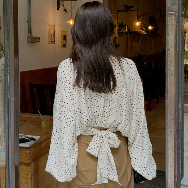 Chic V-Ne Polka Dot Bubble Sve Loose Fit irt with Bow Tie Ba for Women's Commute Korean Sle Long Sve Top