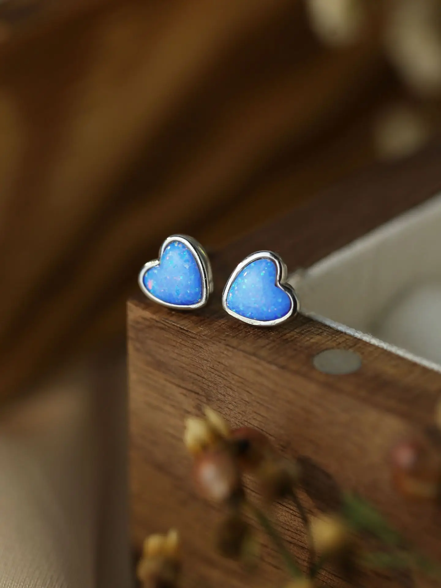 

Sterling 925 Silver Heart-shape Opal Earrings with Starry Sky Blue or White Color for Daily Wearing or as Gift for Lover