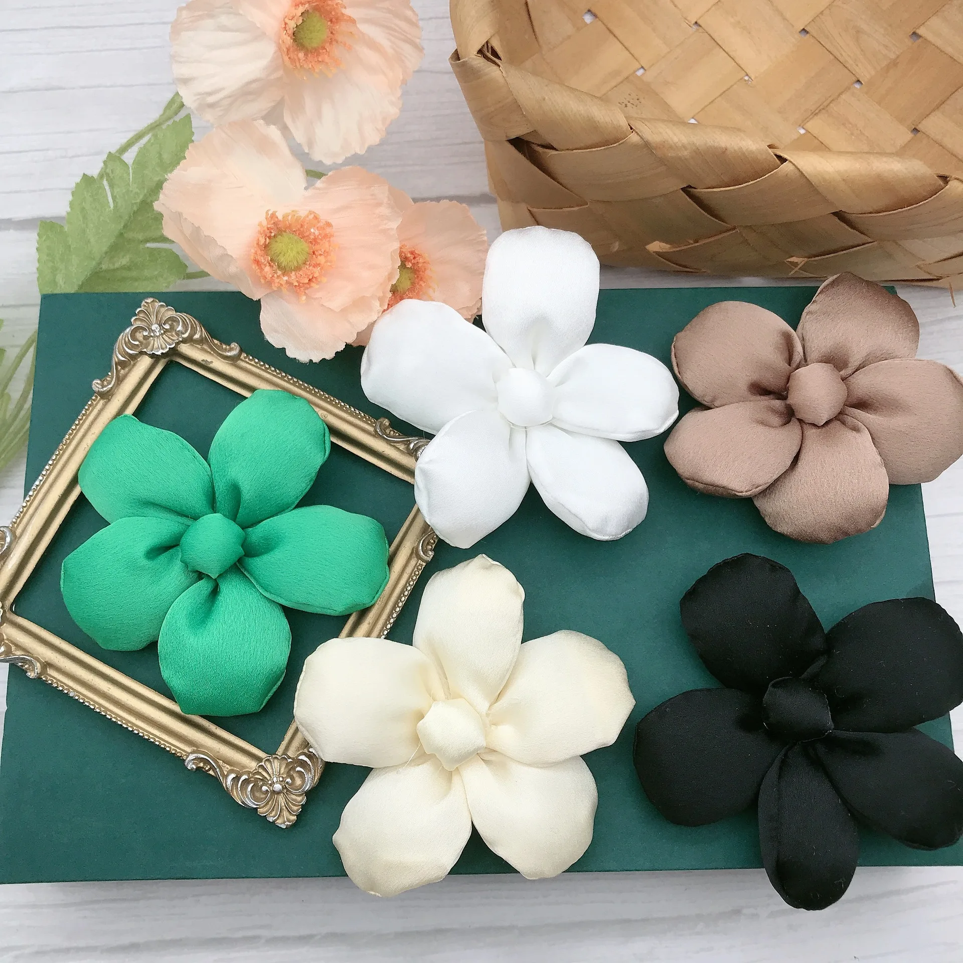 5PCS New 3D Five-petal Flower Cloth Stick Sewing White Black Flower Tablecloth Clothing Shoes Hat Embroidery Patch Accessories