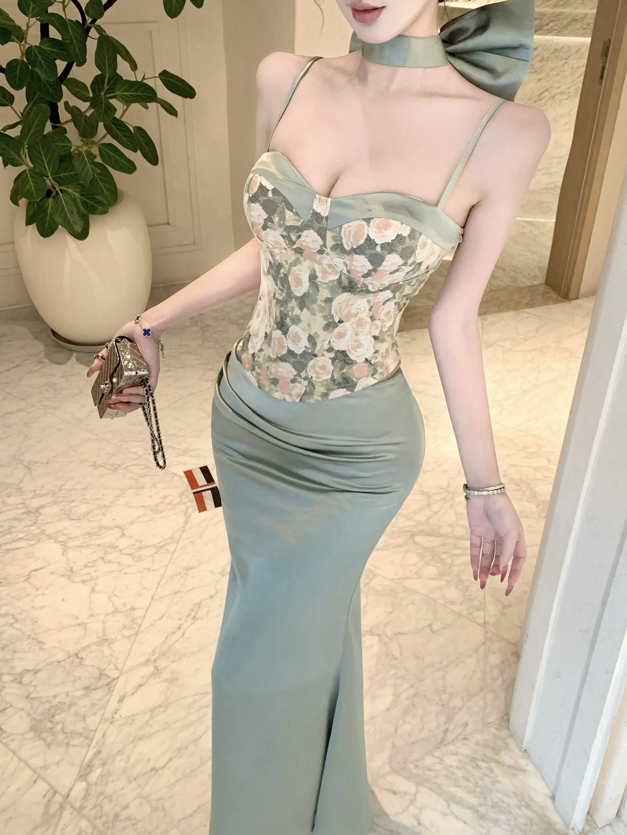 

Комплект из двух предметов: атласная юбка-рыбка с цветочным узором и топ-жилет. Женский дизайнерский комплект. Модная весенняя коллекция.