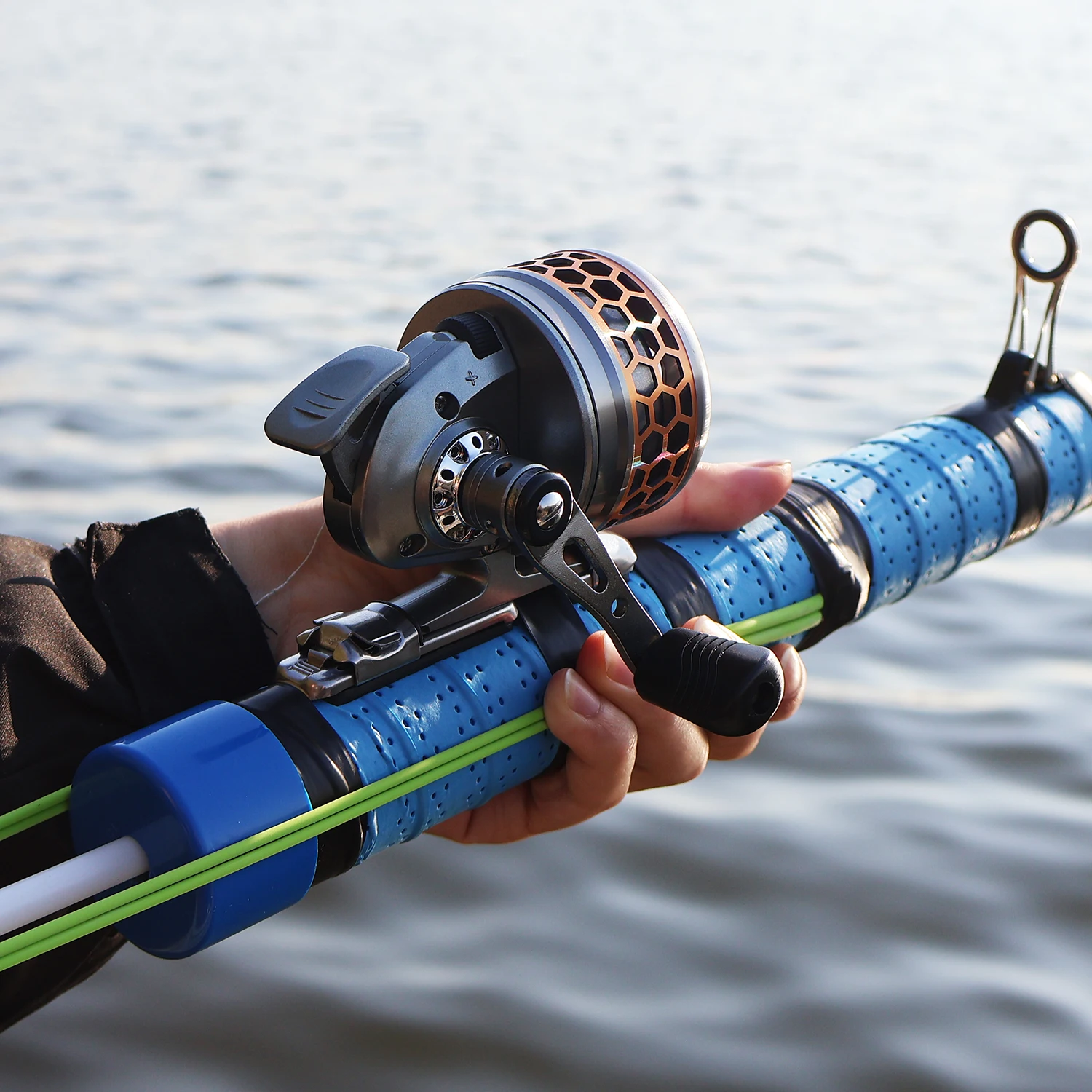 

Outdoor Fishing Bait Feeder, Rubber Band Bait Casting Device, New Fishing Accessory, Compatible with Various Fishing Reels