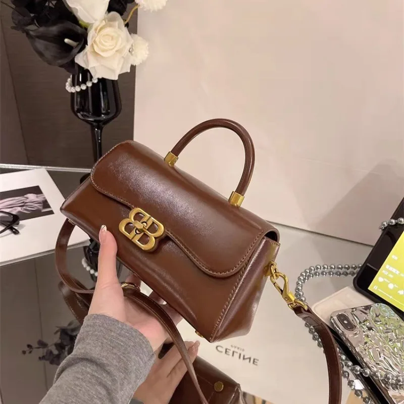 

Recycled Material Tote Handbag: Eco-Conscious Female Bag, Sustainable Light Luxury Design with Ethical Fashion Statement 2025
