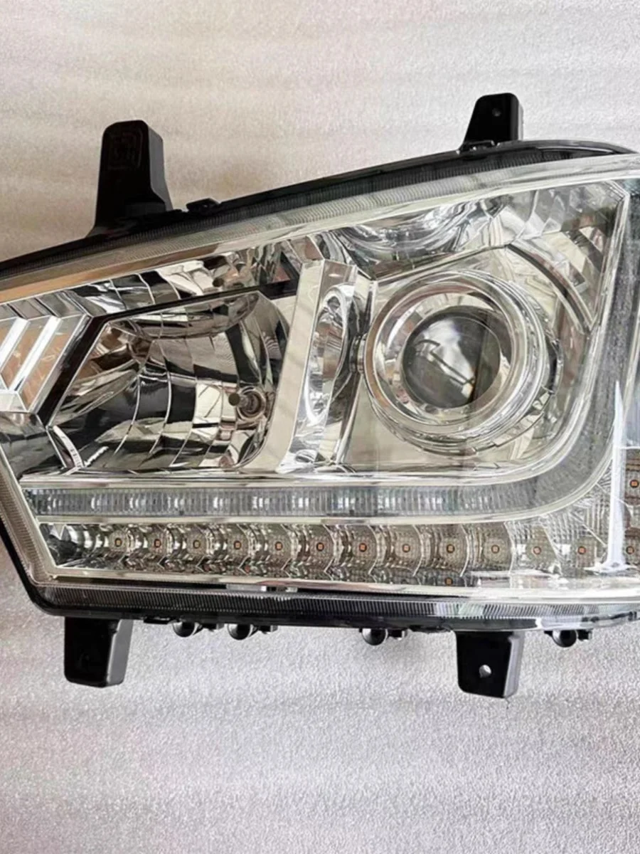 Suitable for FAW Jiefang J7 truck parts J7 headlight assembly bar light J7 headlight with lens combination light