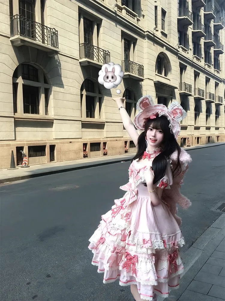 

A new elegant and stylish dress with strong sense of atmosphere