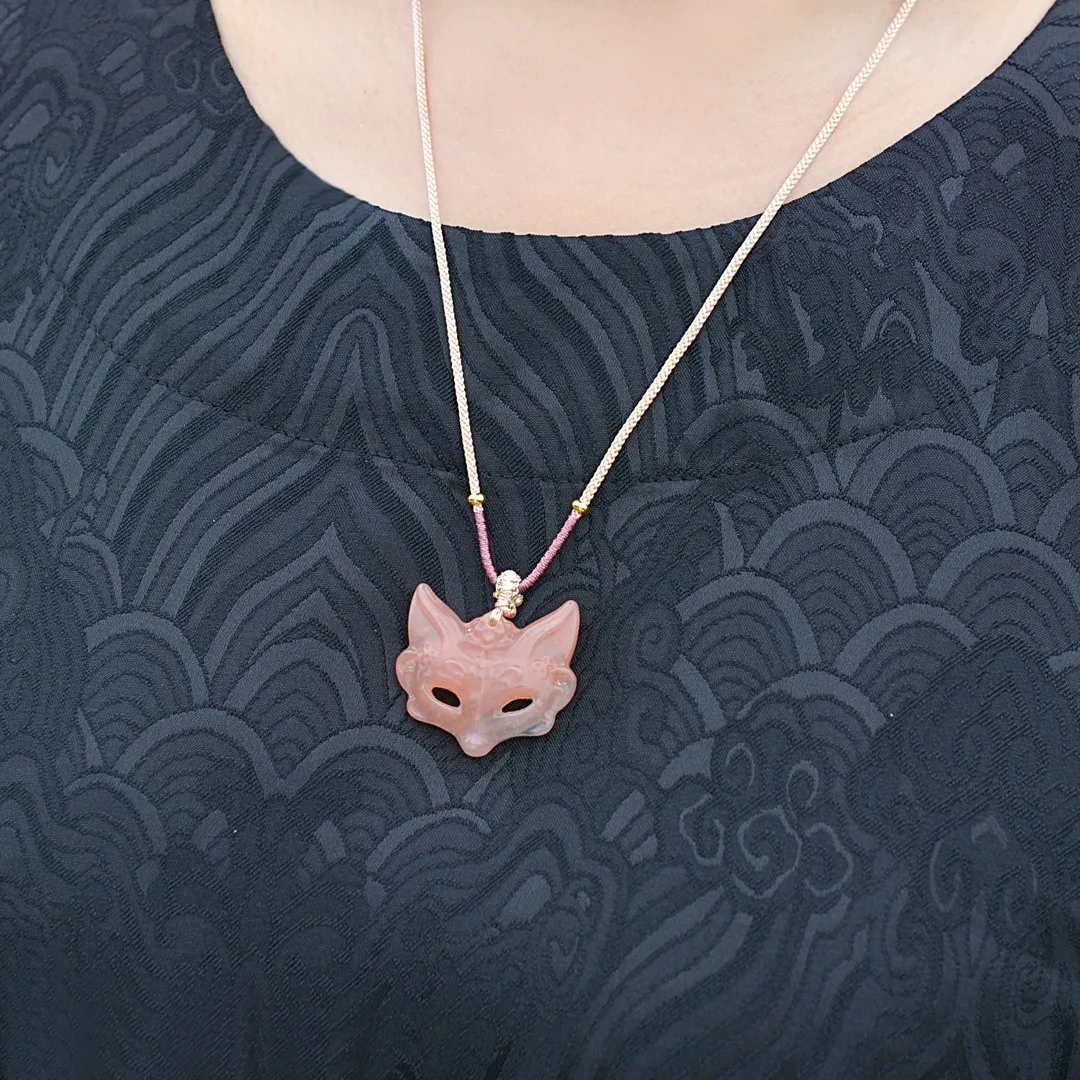 

The exquisite peach blossom jade spirit fox mask symbolizes the coexistence of beauty and wisdom. Give it to your family