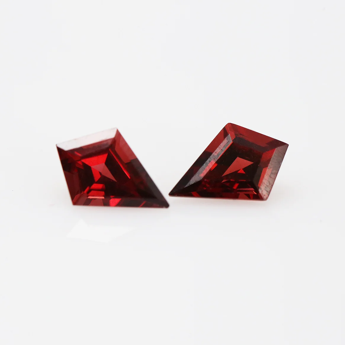 Wholesale Natural Garnet VVS Kite Shaped Cut Ring Face Size 7x10mm Mozambique Raw Stone For Ring Necklace Jewelry Inlay Hot Sale