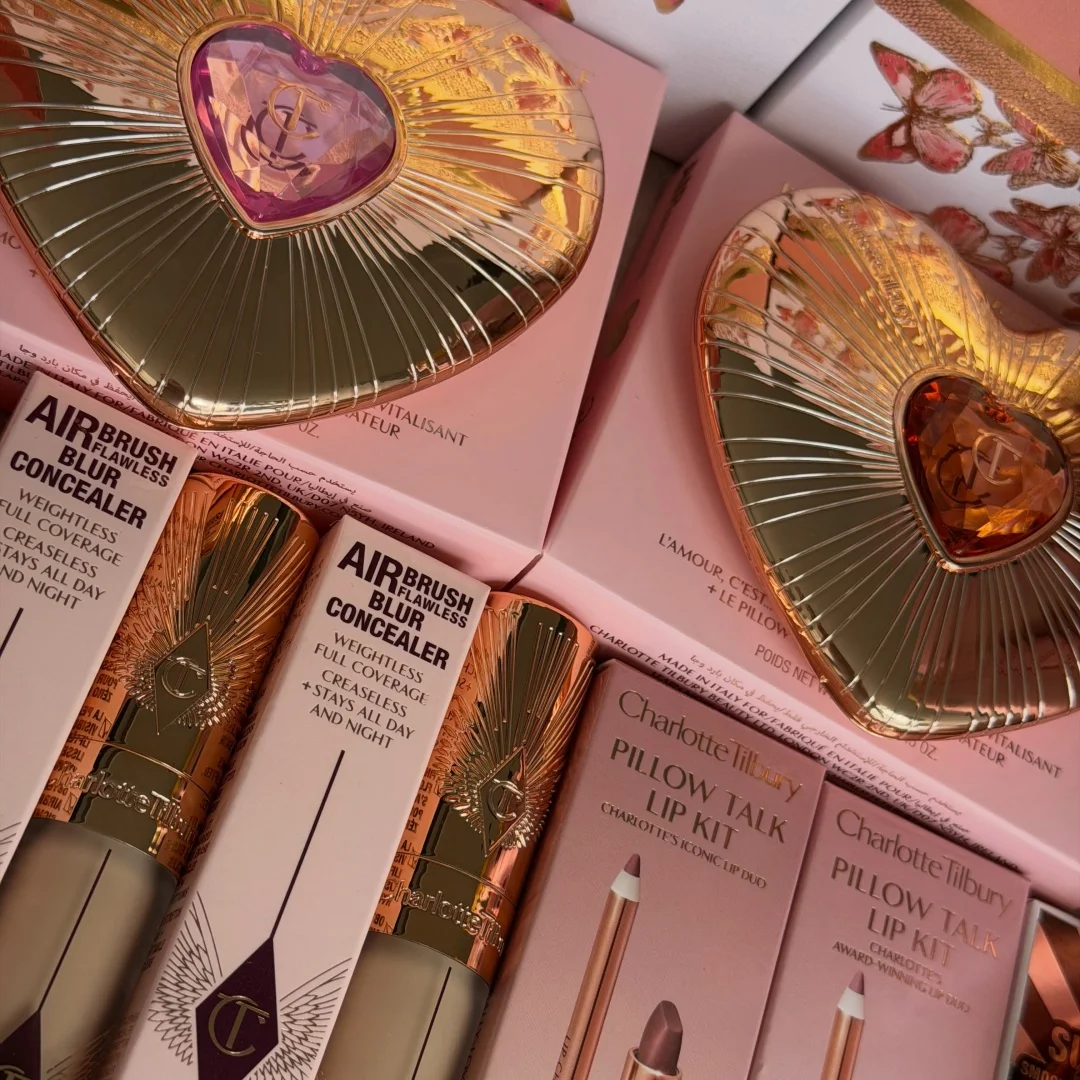 Palette d'ombres à paupières Charlotte Tilbury, blush crème, contour crème, anticernes, gloss à lèvres hydratant et illuminateur.