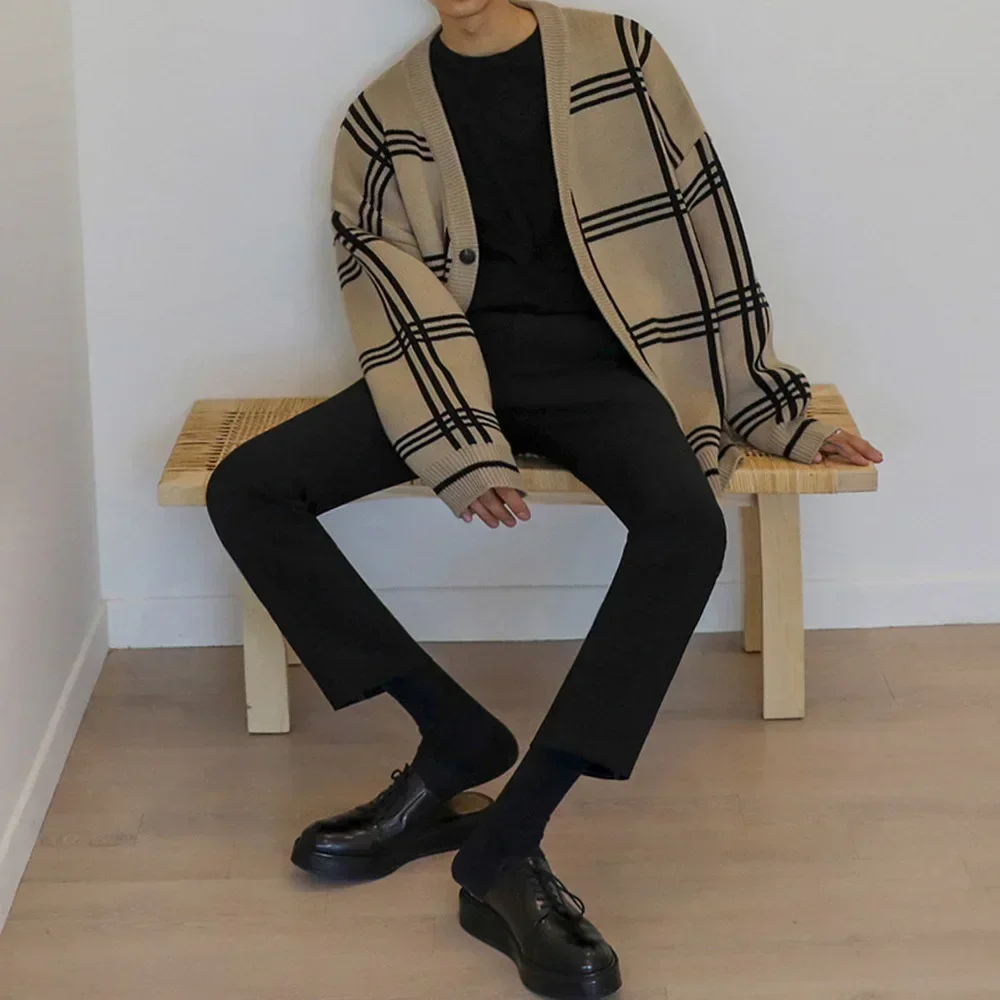 

2023 Winter New Cardigans Sweater for Men Retro Loose Casual Korean Fashion V-neck Plaid Line Cardigan Knitted Sweater Men Coats