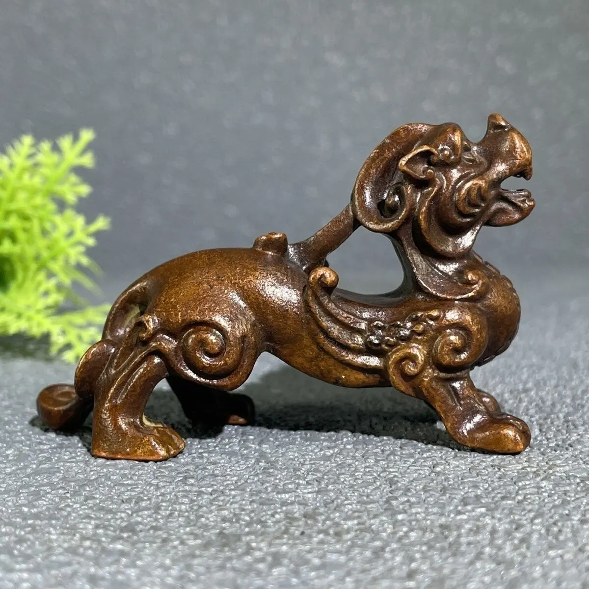 

Retro antique copper carved Pixiu ornaments solid auspicious beasts tea tables tabletop tea pets collectible craft