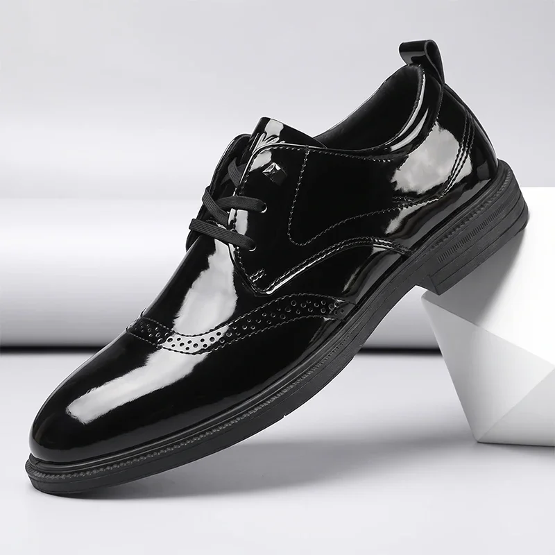 Herren Oxford-Schuhe aus schwarzem Lackleder, Schnürschuhe für formelle Anlässe, Hochzeiten, Partys, Büro, Herrenschuhe. – Detail 4