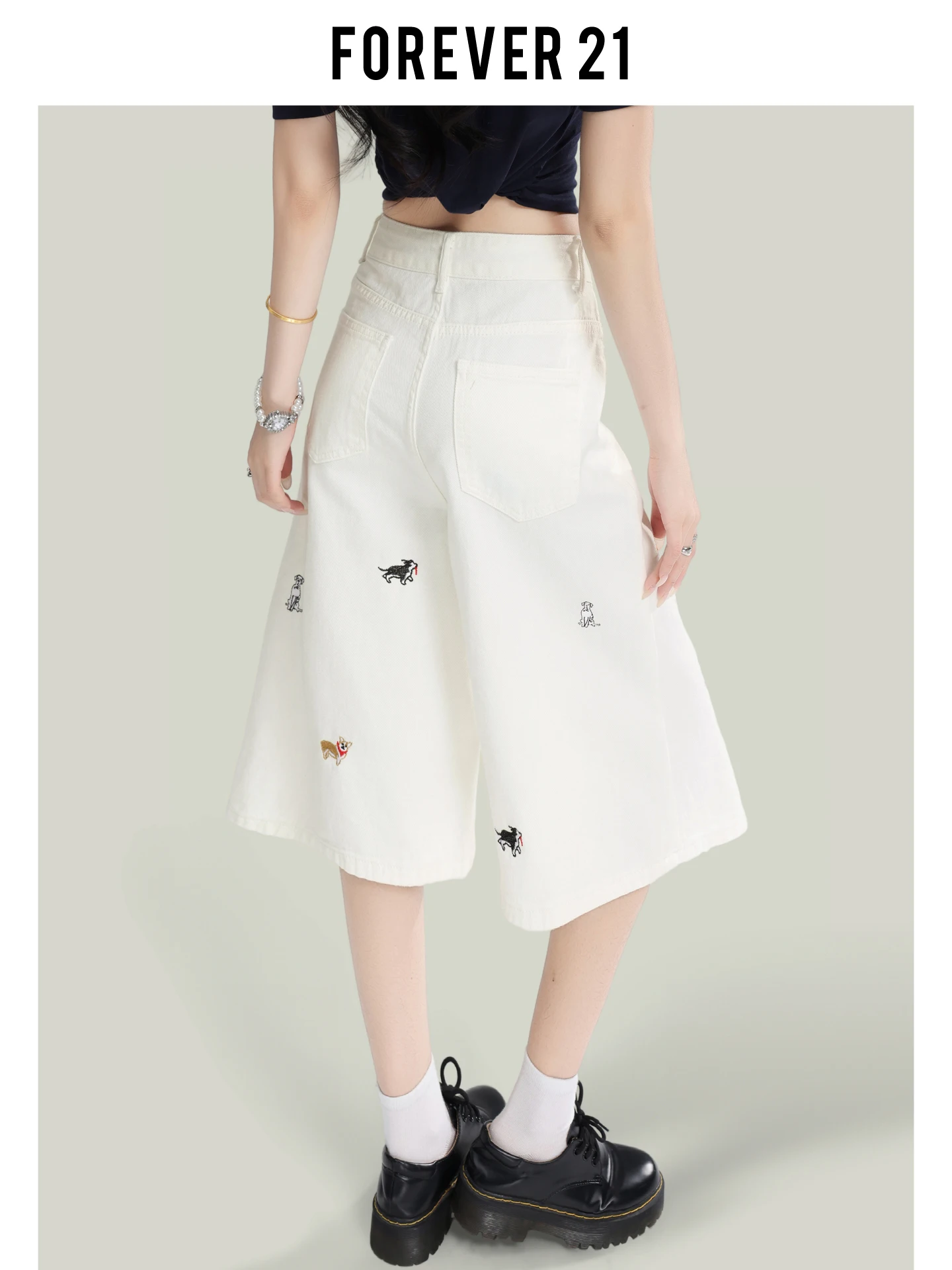 Calças Femininas Forever 21 Bordadas de Perna Larga, Comprimento 7/8, Design Sensacional, Jeans Branco Mili de Cintura Alta, Comprimento Médio, Estilo Casual