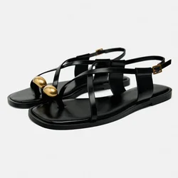 2024 Zomer Platte Sandalen voor Dames Mode Metalen Decoratie Damesschoenen Ademende Cross Strap Casual Clip Toe Strandschoenen