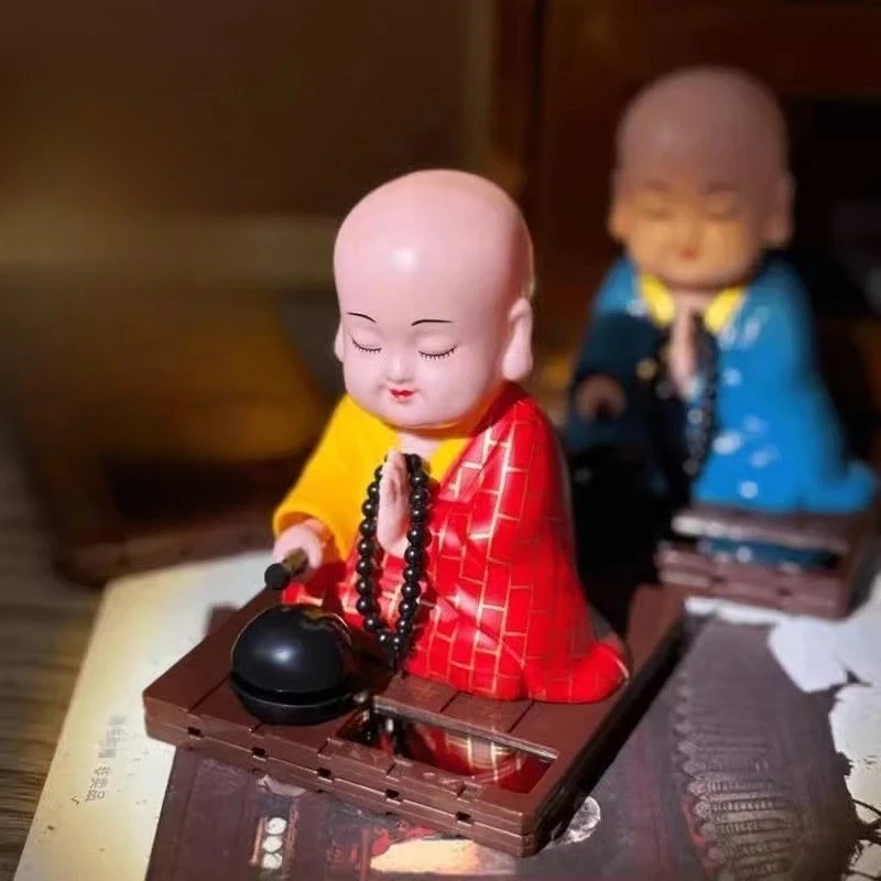 Cabilock Ornement De Moine Solaire Petit, Figurine Tête Qui Secoue en Plastique Résistant à Haute Température, Décoration Tableau De Bord Voiture, Présent Spirituel pour Père Grand-père