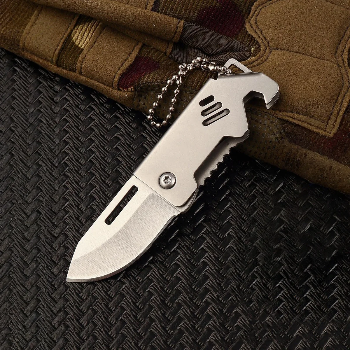 Mini Tragbares Edelstahl-Outdoor-EDC-Werkzeug Schlüsselanhänger, das perfekte Geschenk für Männer zum Öffnen von Paketen und für den täglichen Gebrauch.