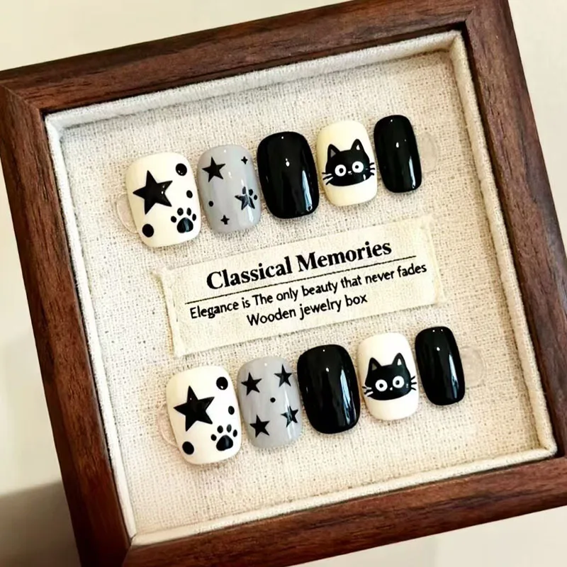 30 Stück Sternpfoten- und Polka-Dot-Press-On-Nägel in Schwarz, Weiß, Grau, Farbblock-Design, kurze, quadratische, Kawaii-Kunstnägel für Frauen