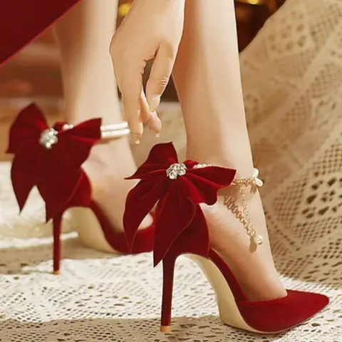 Chaussures de mariage rouges à talons aiguilles pointus pour femmes, chaussures à bouche peu profonde avec nœud en perles, sangle à boucle en un mot, deux vêtements de mariée, nouvelle collection