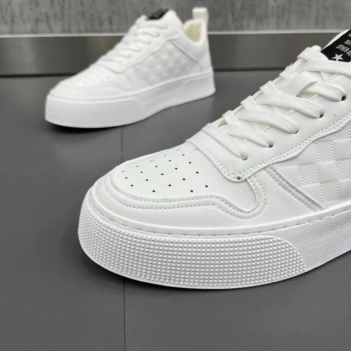 New Casual White Faux Leather Sneakers Men's Laced Up Trainers Male Vulcanized Sneaker Man Concise Sport Shoes New Green Tenis