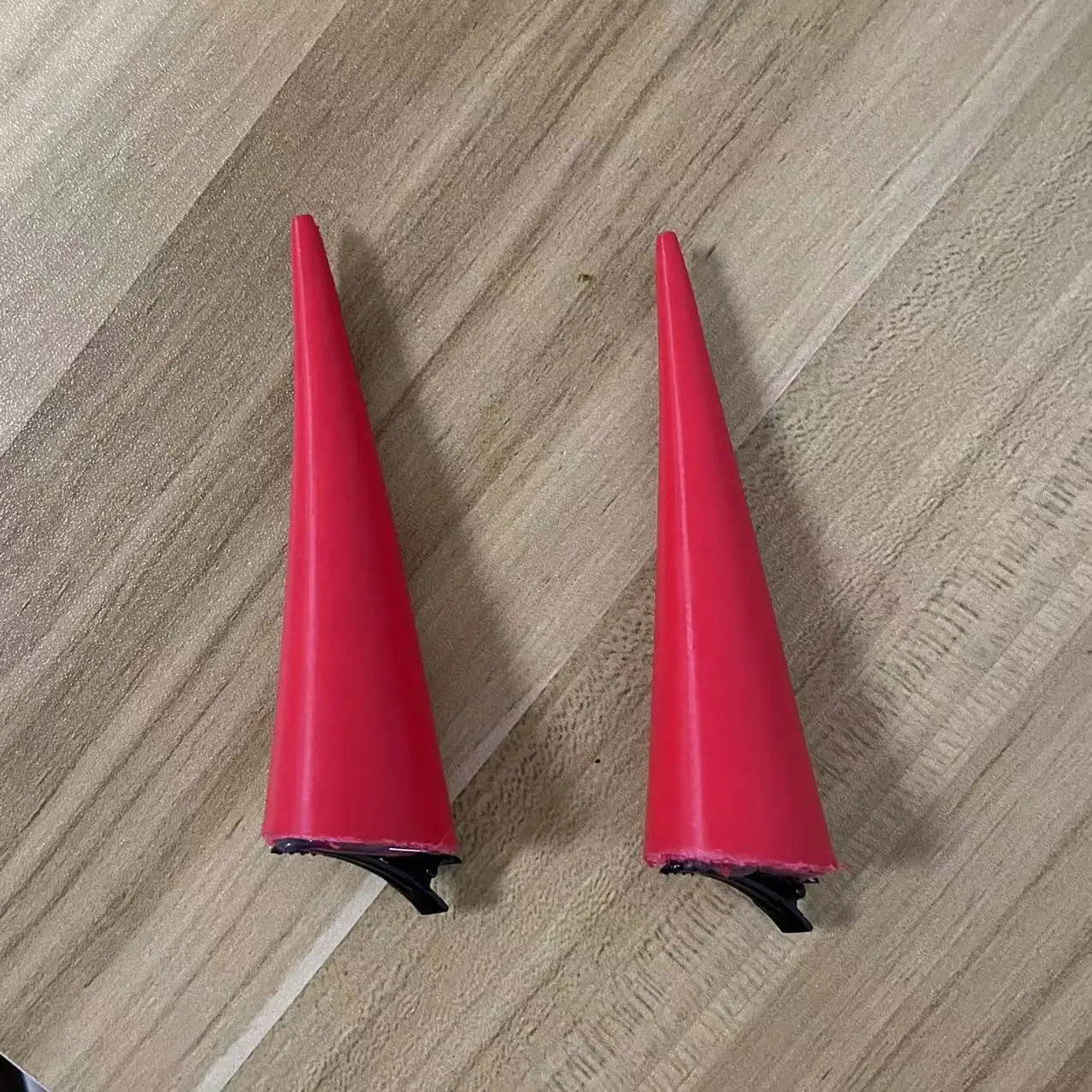 Original : perruque de cosplay Kujou Sara du personnage d'Enkanomiya de Genshin Impact avec un style moelleux et bouclé et des pointes teintes.