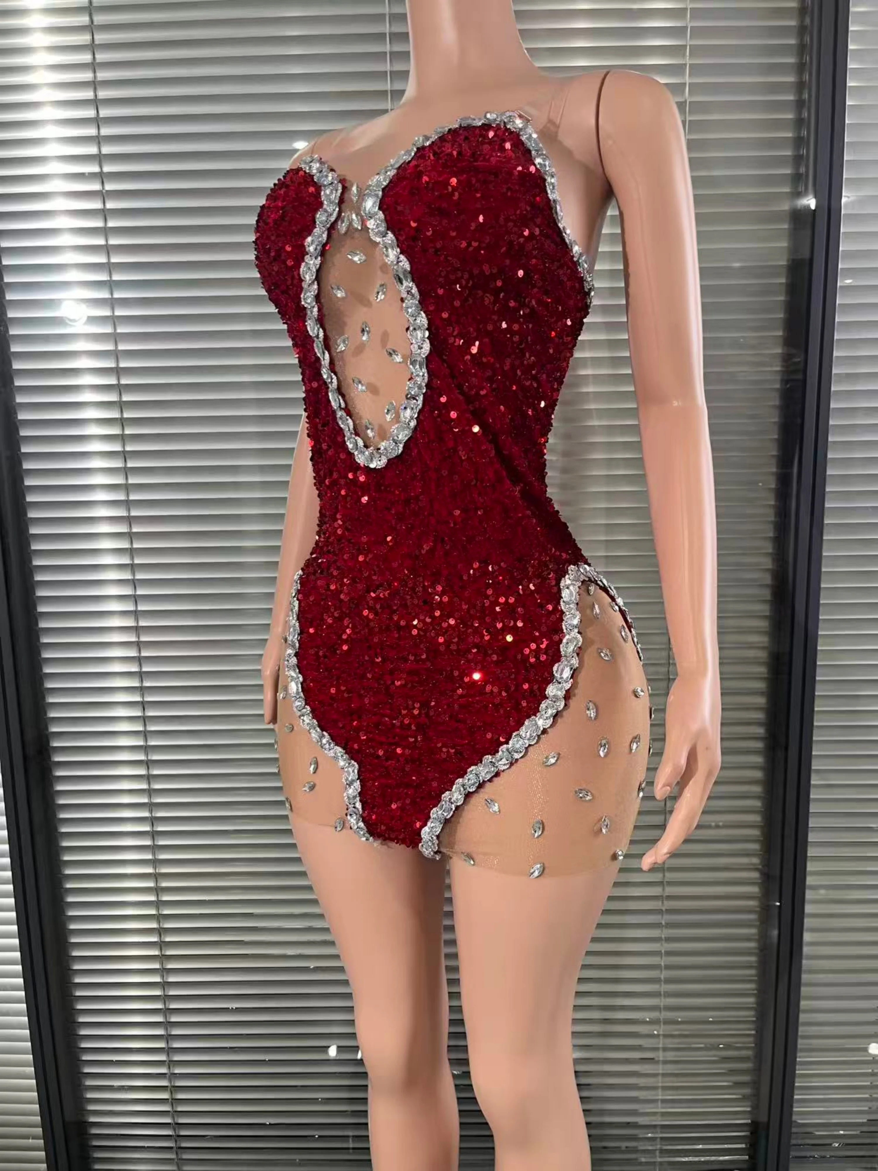 ชุดเดรสสั้นตาข่ายซีทรูประดับคริสตัลหรูหรา ประดับเพชรพลอยและเลื่อม สำหรับงานเลี้ยงฉลอง งานพรอม งานวันเกิด ถ่ายรูป