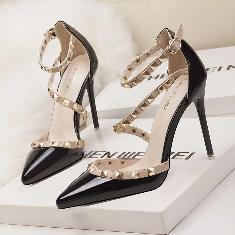 

Show Thin Sexy Cut-Outs Women High Heels Party Shoes New Summer Solid Patent Leather Pointed Fashion Rivets Buckle Sandals Woman