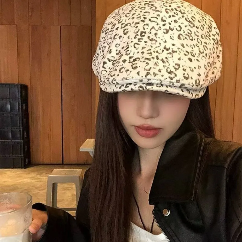 

Vintage Rhinestone Leopard Print Beret Y2k Classic Leopard Newsboy Cap Flat Versatile Forward Hat Streetwear