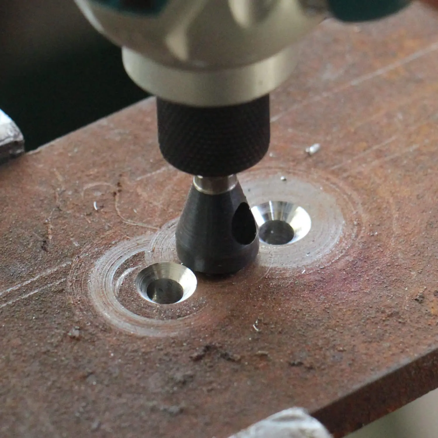 M35 Kobalt-TiAlN Senkerbohrer mit Schnellwechselsystem, 1/4" Sechskantschaft, 90-Grad-Entgratungs- und Fasenfräser – Detail 6