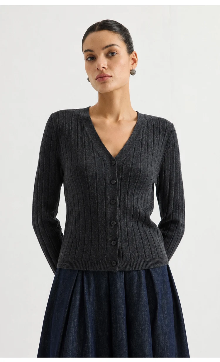 MZ62018 Damen Eleganter Gerippter Strickpullover mit V-Ausschnitt, Langen Ärmeln, Knopfleiste, Schmaler Passform, Modal-Mischung, Frühherbst-Pullover – Detail 8