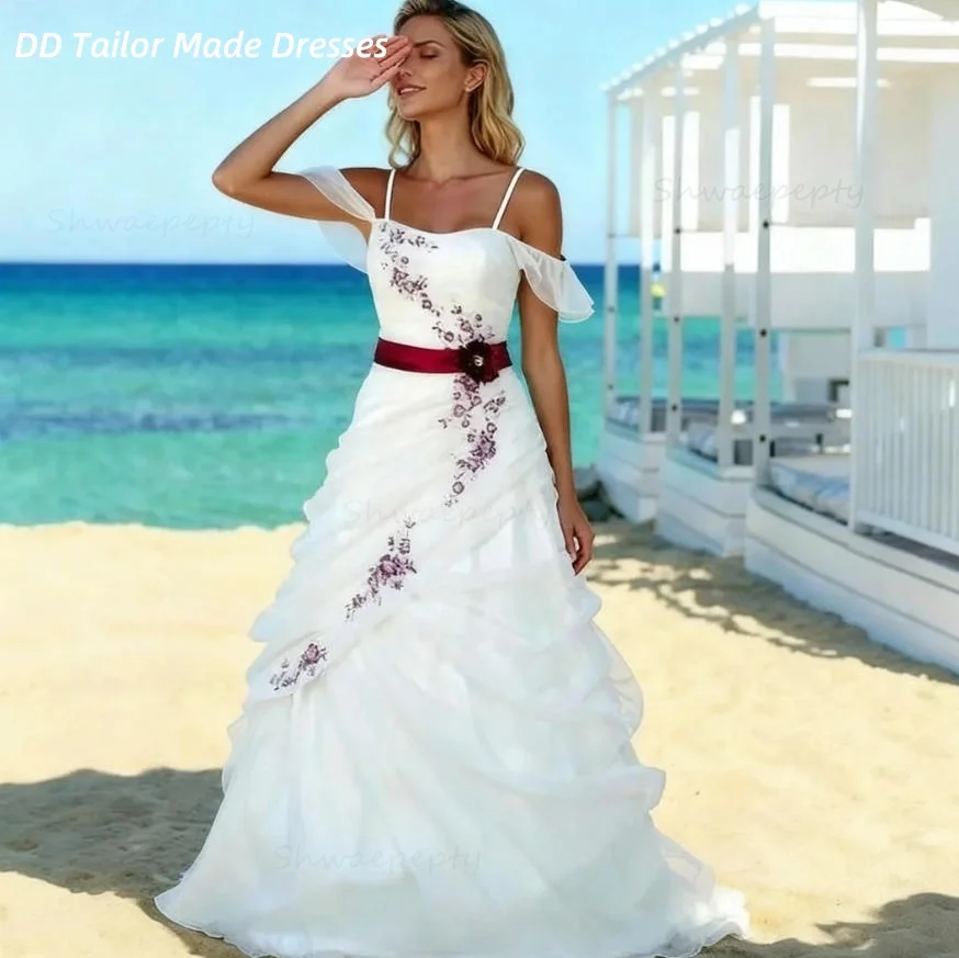Weißes, gerafftes Organza-Hochzeitskleid im Vintage-Stil mit burgunderfarbenen Spitzenapplikationen, schulterfreies Spaghetti-Brautkleid mit Schnürung, individuell gestaltet