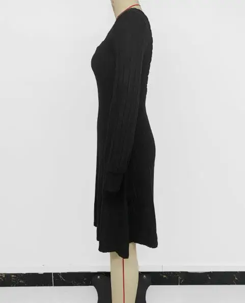 2025年ニューデザインニットワンピース　ブラッシュドサテンストライプスリットVネック長袖秋ワンピース　レディースファッション　スリムAラインワンピース