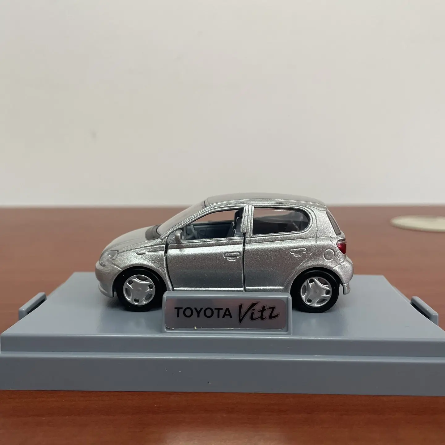 Модель автомобиля Mtech 1:43, литая под давлением, серебристая, TOYOTA Vitz, классика, ностальгия, подарки для взрослых, сувенир, статическая модель для демонстрации