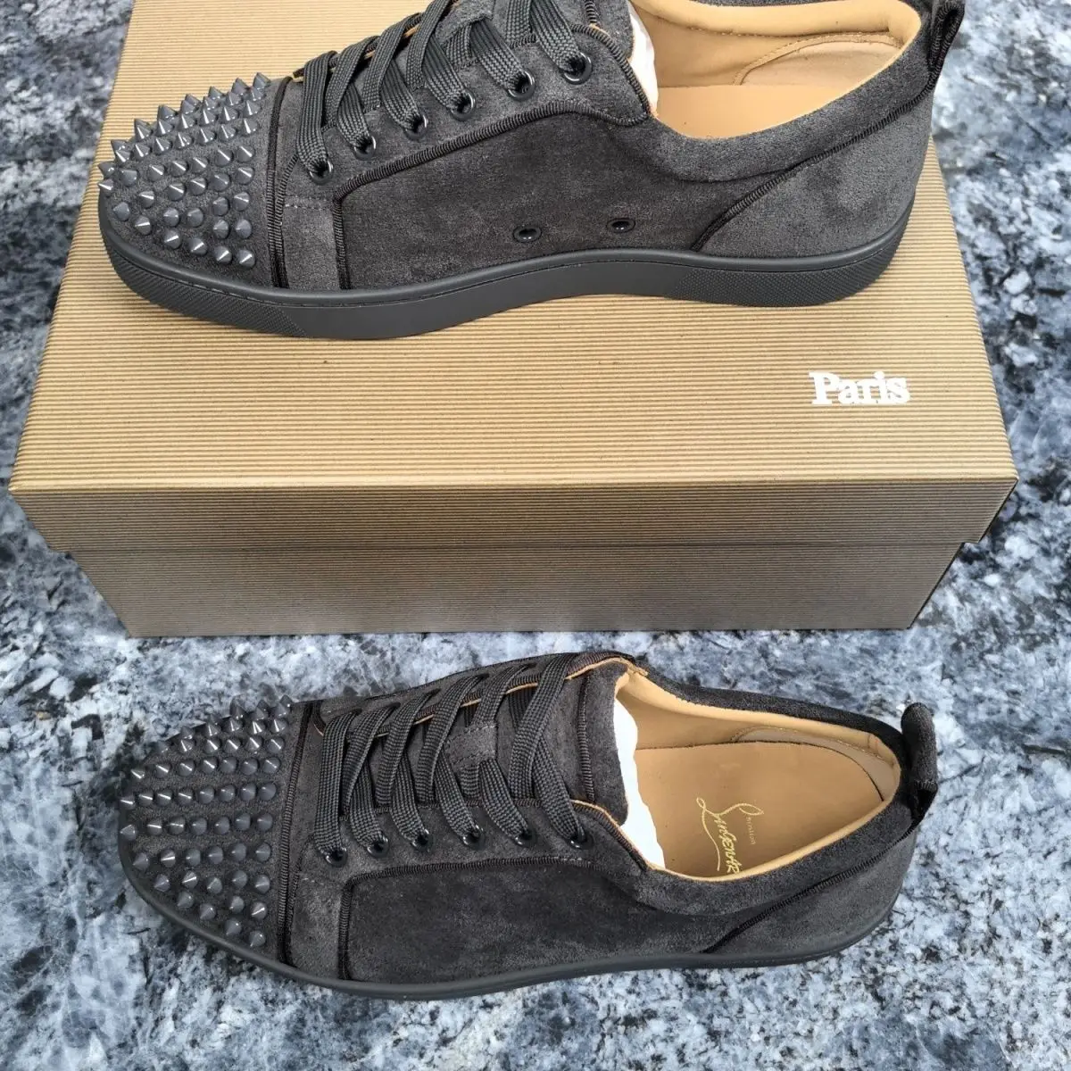 

Новые мужские кроссовки с красной подошвой, повседневные, универсальные, модные, из натуральной кожи, дышащие, износостойкие, легкие.