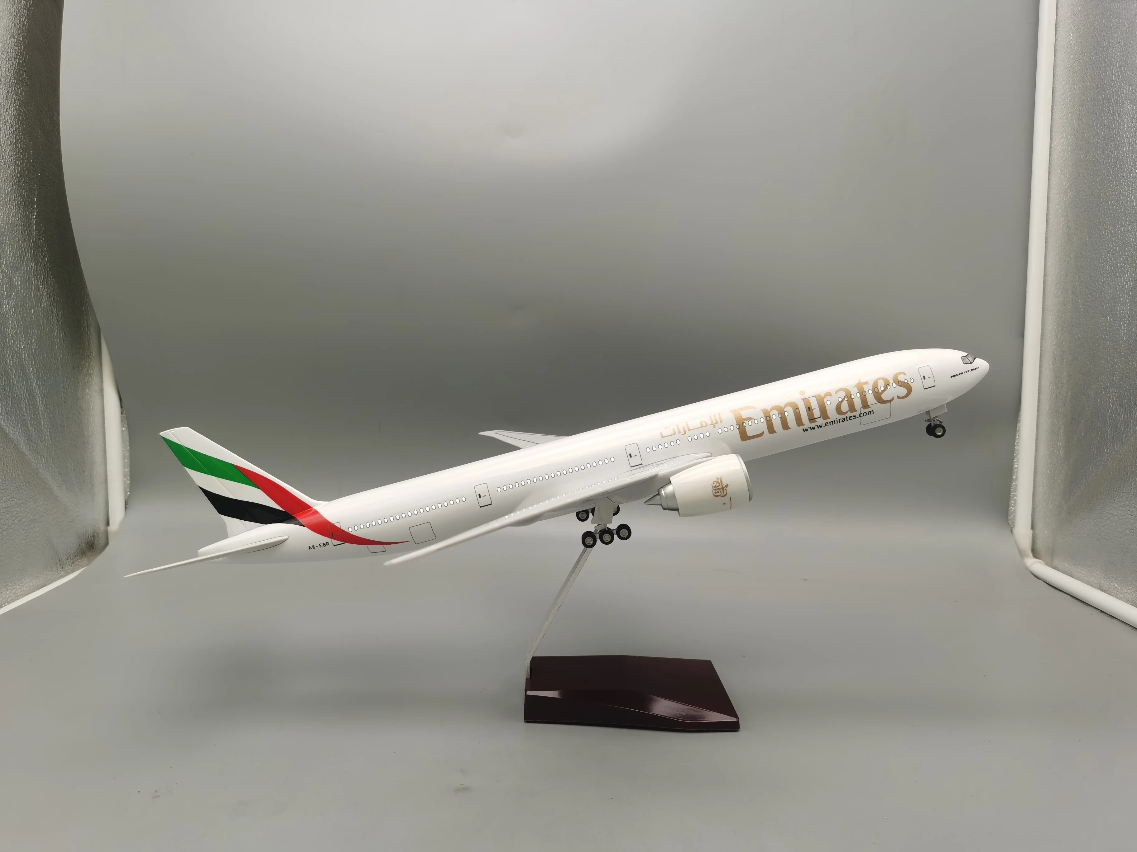 1/157 47CM Emirates Airlines B777 simulation aviation UAE Airliner model aircraft ornaments with wheels and lights
