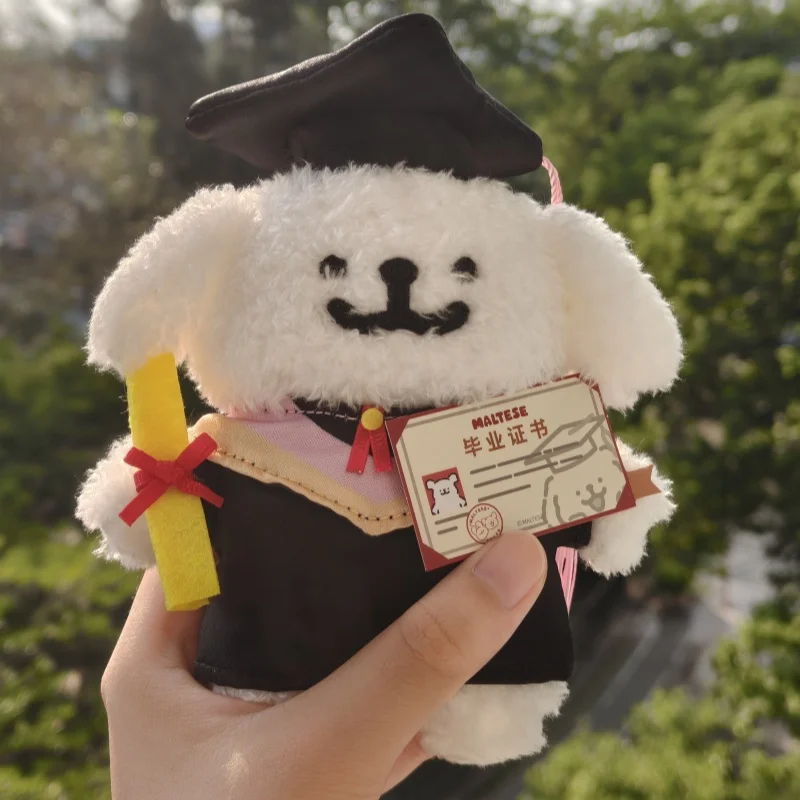 Pingente de boneca de cachorro de pelúcia de formatura maltês e vestido de solteiro para colegas de classe melhores amigos casais presente de temporada de formatura