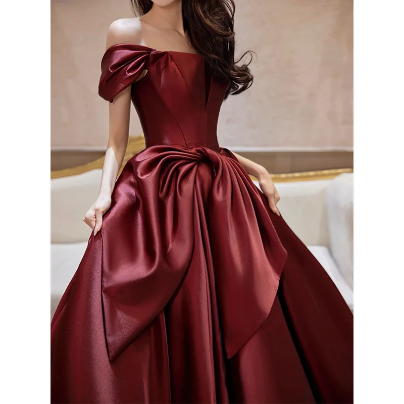 Sukienka na toast weselny Wiosna/Lato 2025 Nowa Sukienka na jedno ramię High End, Niszowy Temperament, Bordowa Satynowa Sukienka Zaręczynowa Wieczorowa