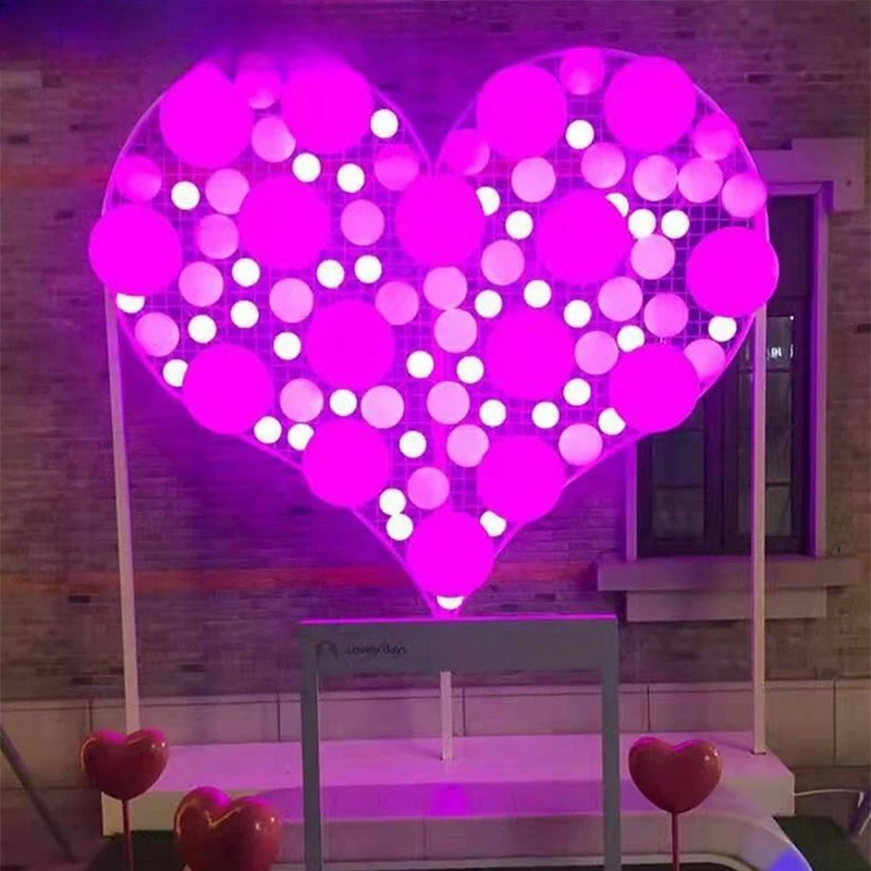 Hände halten mit Liebesstromerzeugungsgerät Umgebungslichtern