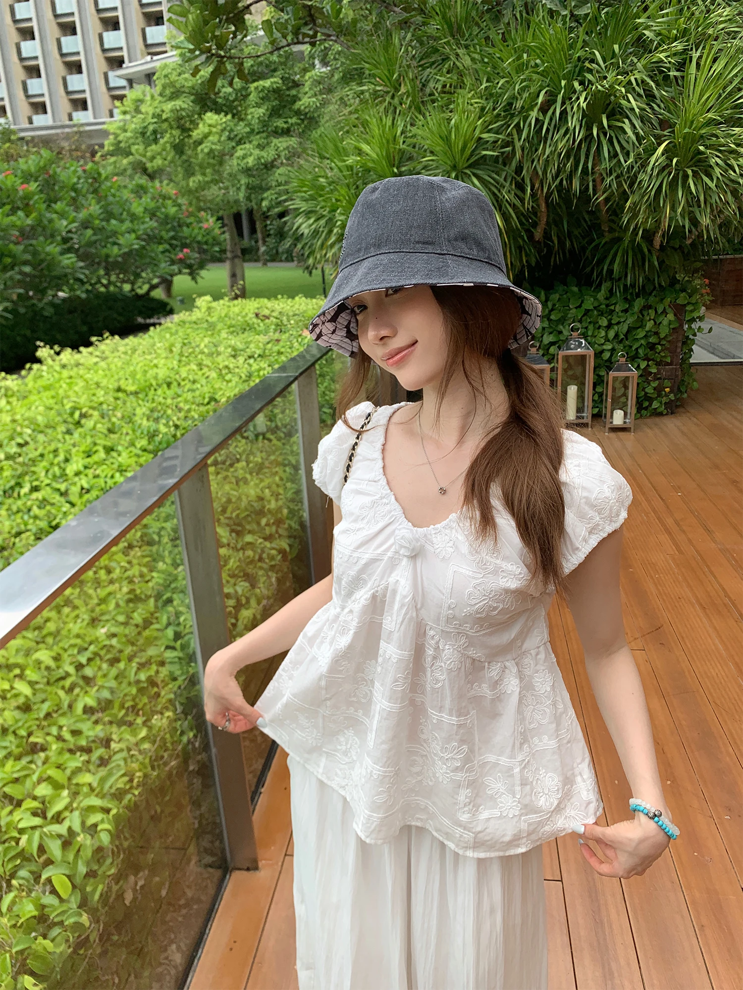 

Женская корейская блузка с вышивкой белых роз 3D, модный топ с V-образным вырезом и коротким рукавом