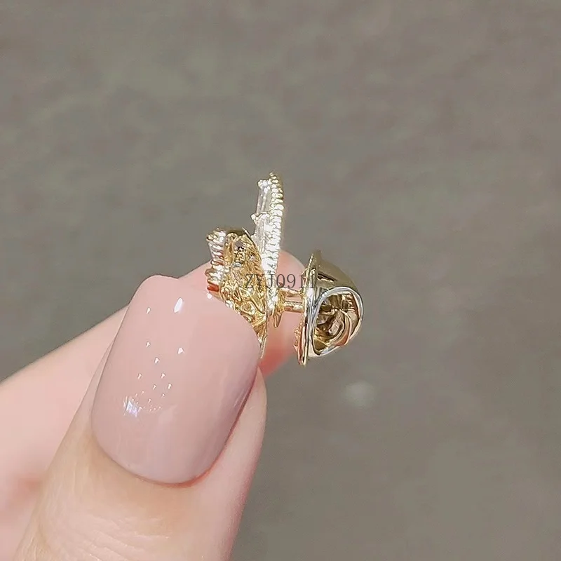 Spilla cava a farfalla intelligente, fibbia anti-luce, ago, temperamento, cardigan, spilla solida