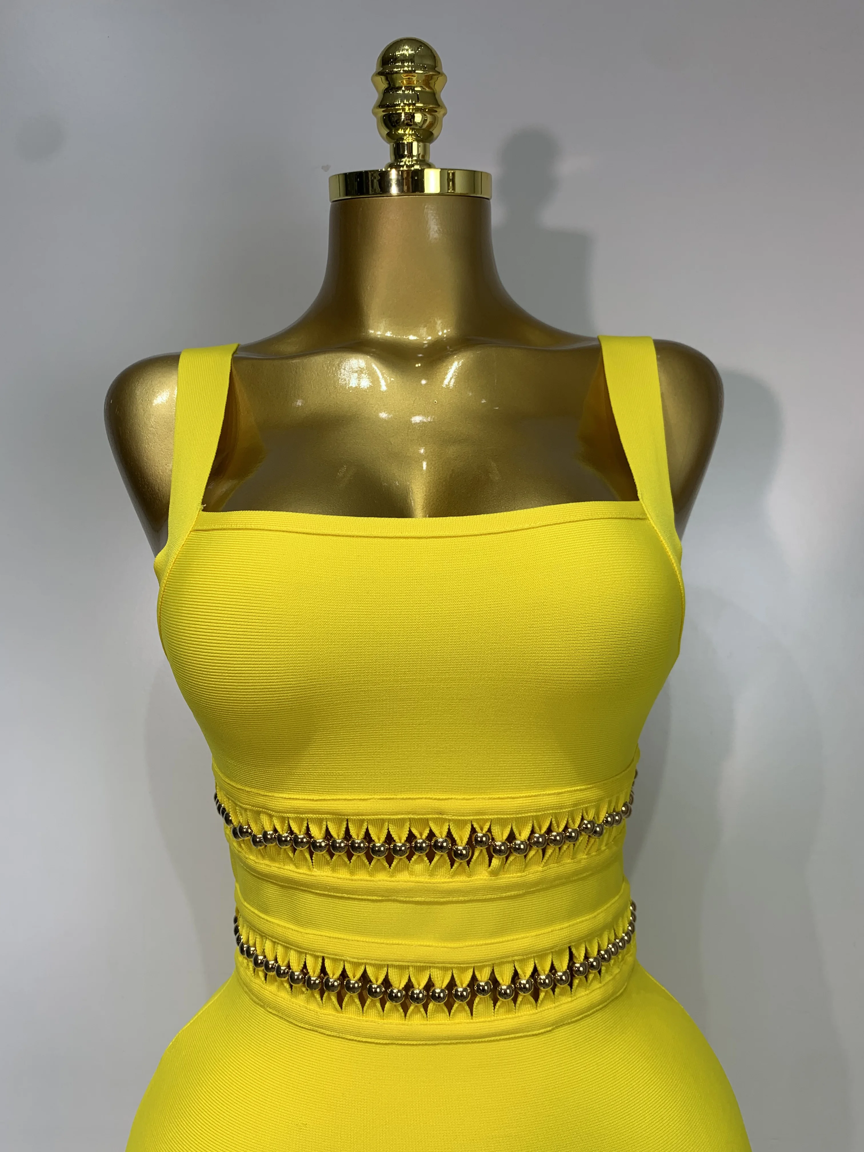 المرأة بلا أكمام مثير ساحة طوق شرابة Bodycon ضمادة فستان المشاهير أنيقة مساء حفلة عالية الجودة فستان عيد ميلاد