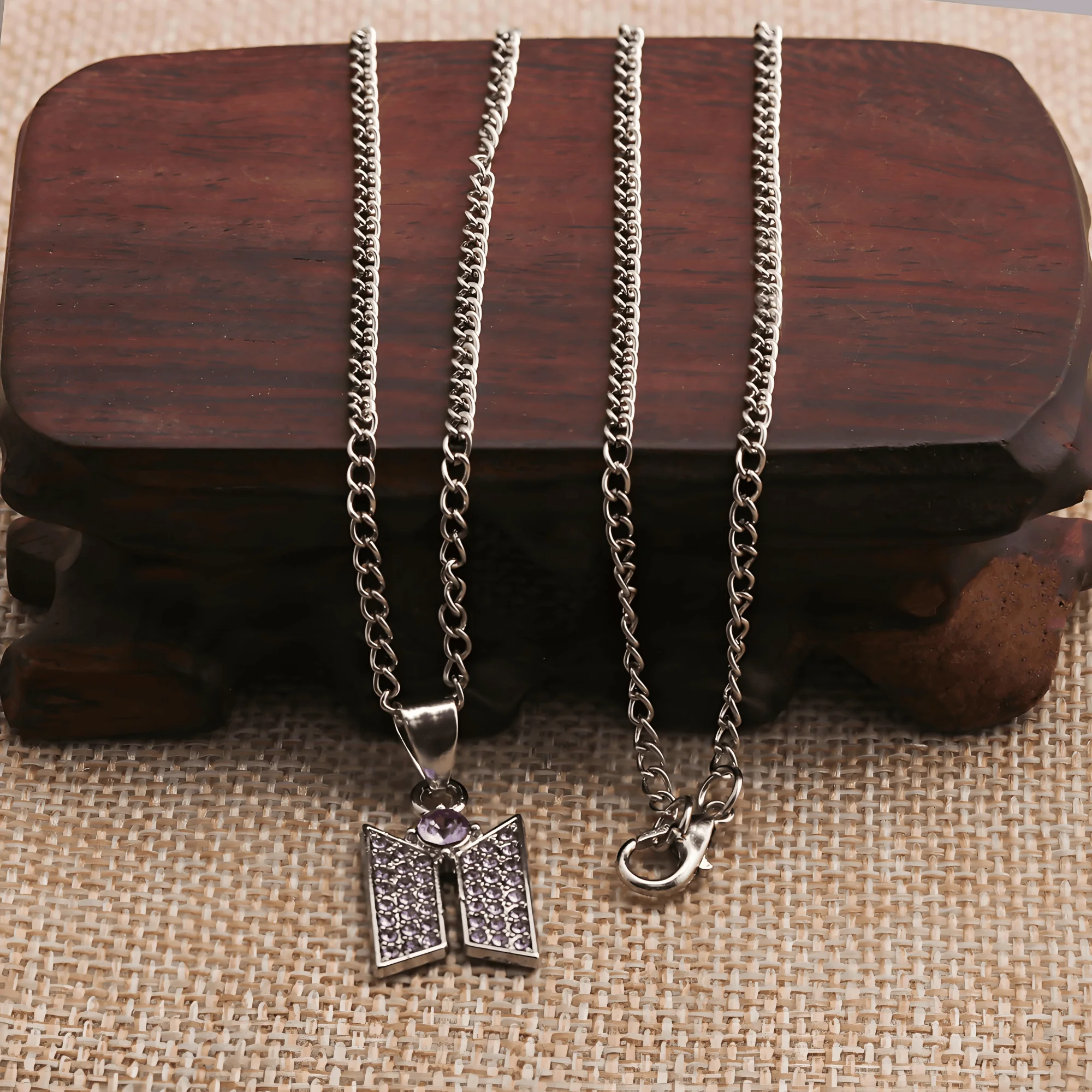 Schmetterlingsförmige lila Strass-Halskette, Unisex, modischer Schlüsselbeinschmuck, Accessoires für Paare, ideales Geschenk für den täglichen Gebrauch – Detail 6