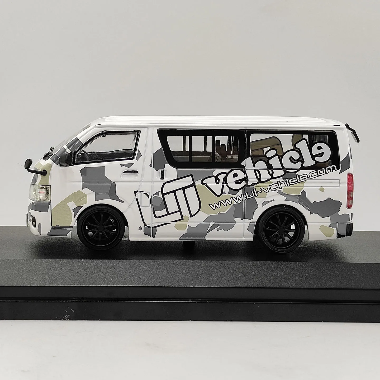 Diecast 1:43 Scale Gold Cup Seal Toyota Hiace Van Alloy Car Model