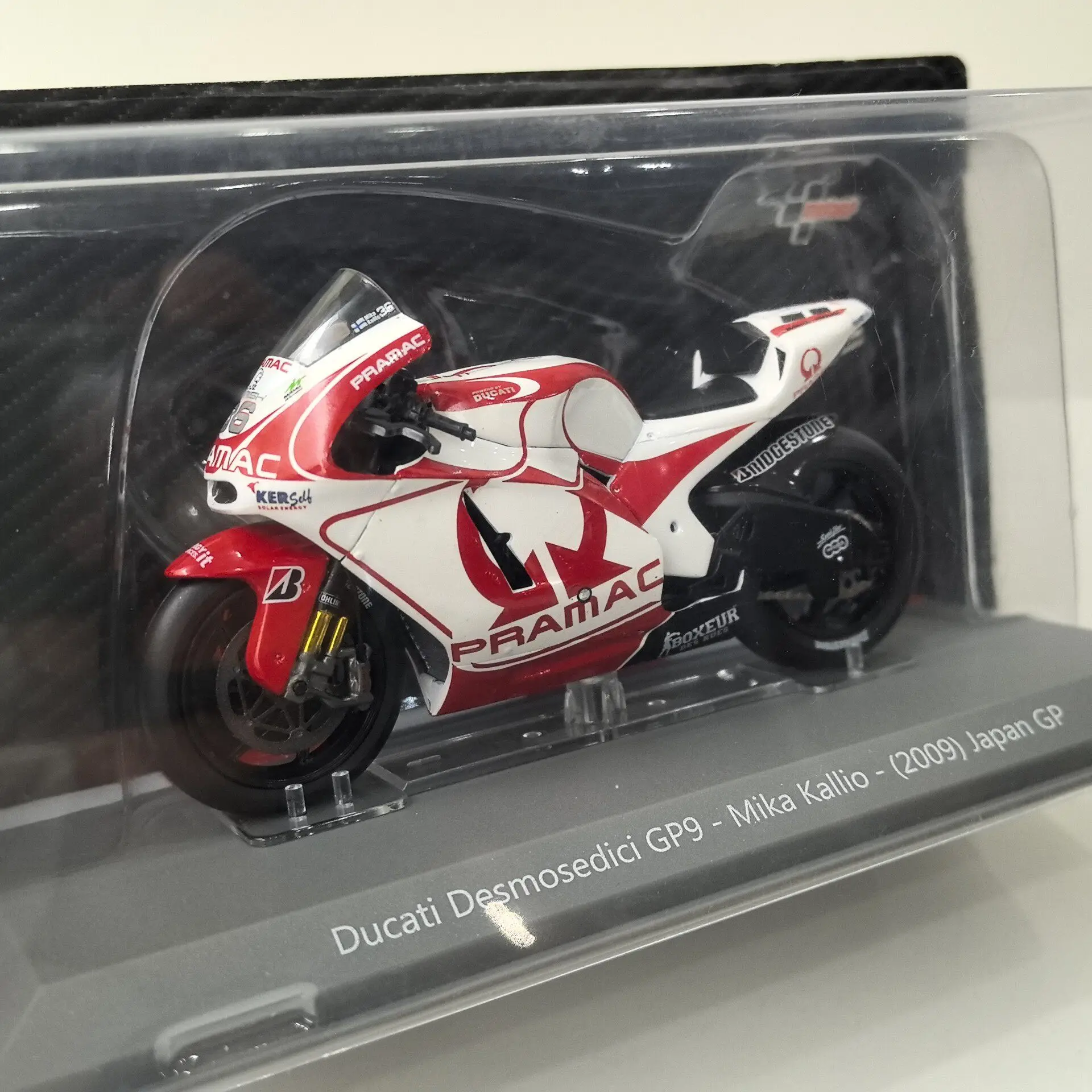 Diecast IXO 1/18 Scale GP9 2009 #36 J5 Alloy Car Model view 3