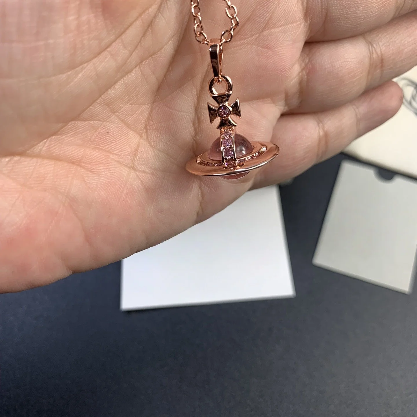 S925 فضة سحر فتاة الوردي ثلاثي الأبعاد قلادة زحل صغيرة قلادة السيدات المجوهرات الأبدية